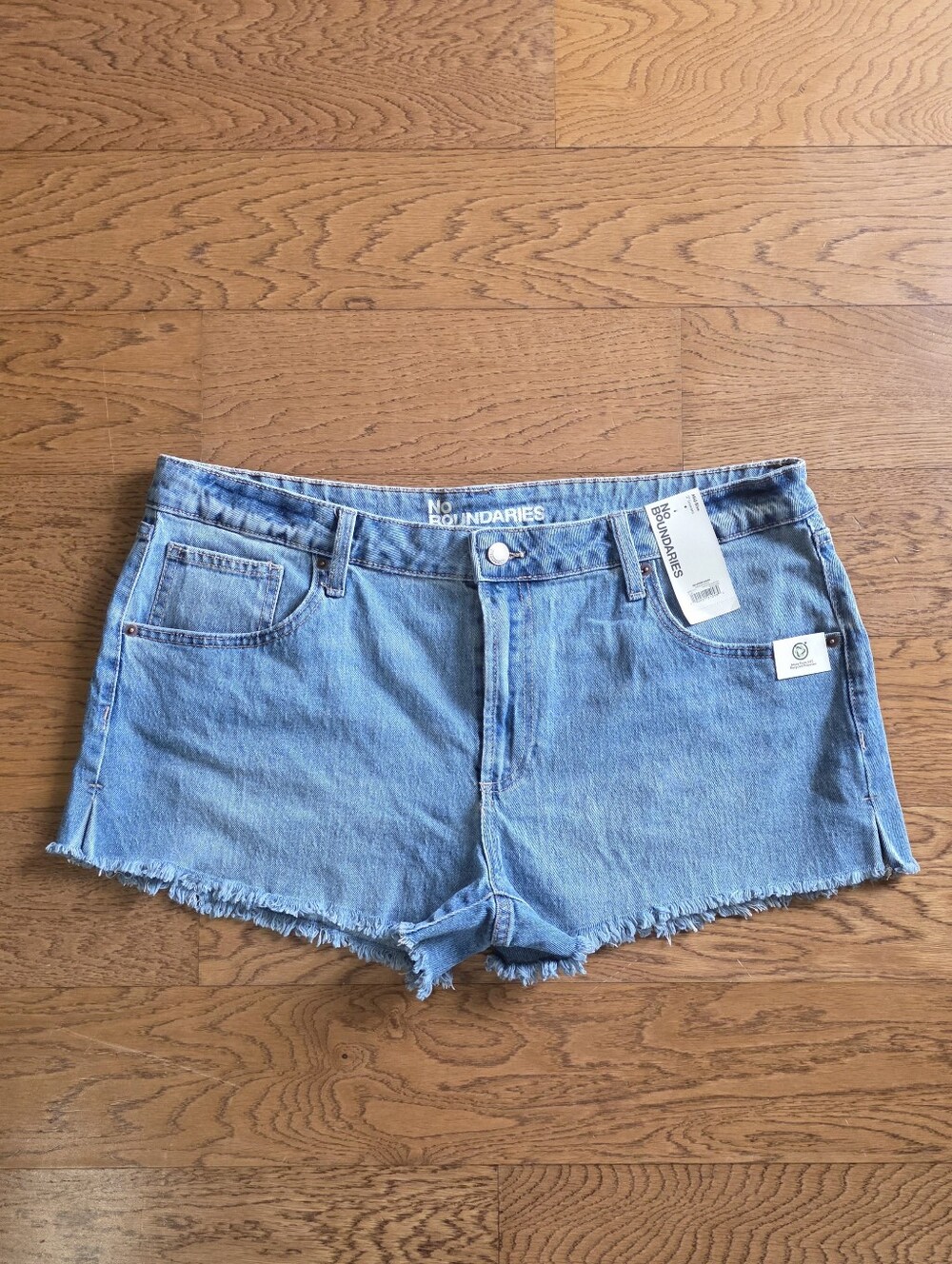 No Boundaries Mid Rise Shorts Denim Size 18 NWT